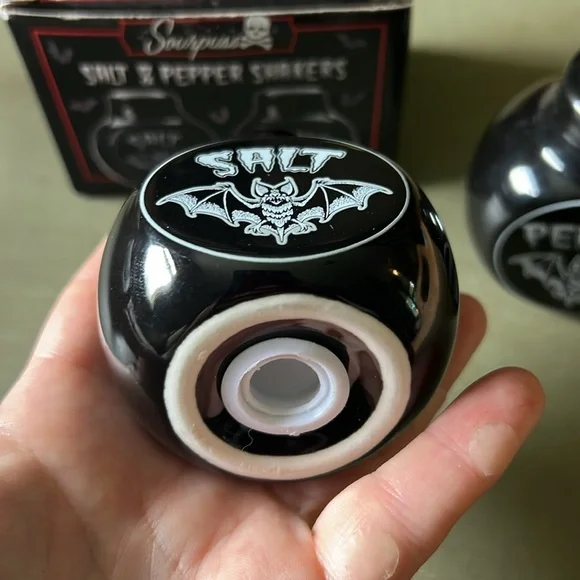 Sourpuss Black Bat Salt and Pepper Set NWB - Picture 3 of 4